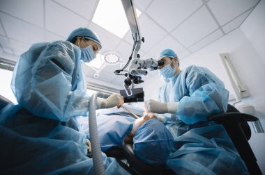 Bir hasta ile diş bir müdahale sırasında diş hekimi. Diş Kliniği kavramı.