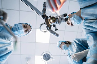 Bir hasta ile diş bir müdahale sırasında diş hekimi. Diş Kliniği kavramı.