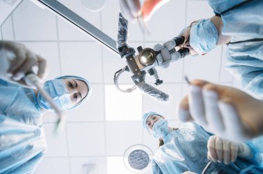 Bir hasta ile diş bir müdahale sırasında diş hekimi. Diş Kliniği kavramı.