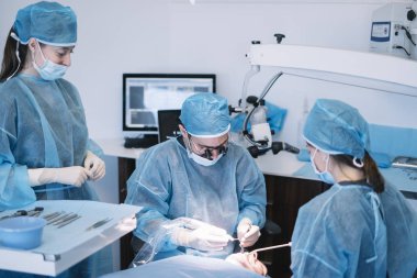 Bir hasta ile diş bir müdahale sırasında diş hekimi. Diş Kliniği kavramı.