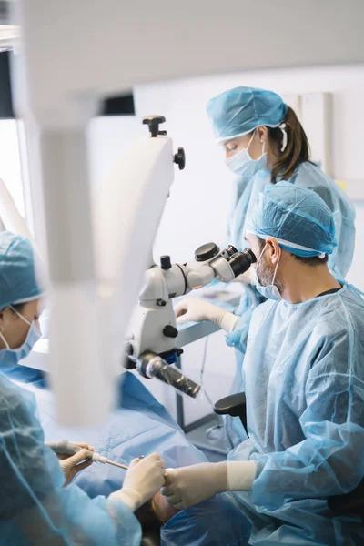 Dentista Durante Intervento Dentale Con Paziente Concetto Clinica Dentale — Foto Stock