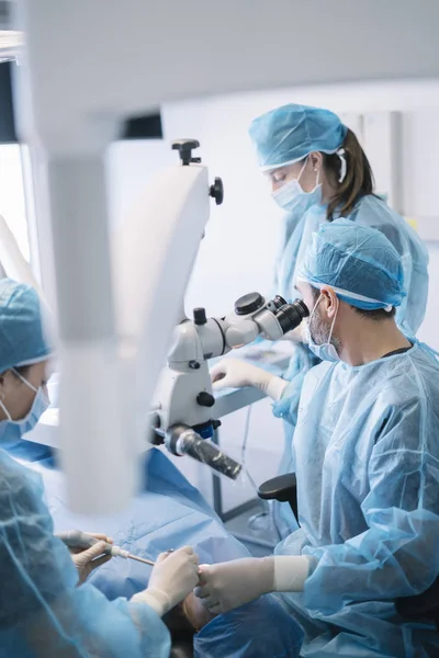 Dentista Durante Intervento Dentale Con Paziente Concetto Clinica Dentale — Foto Stock