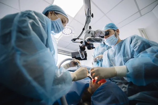 Dentista Durante Uma Intervenção Dentária Com Paciente Conceito Clínica Odontológica — Fotografia de Stock