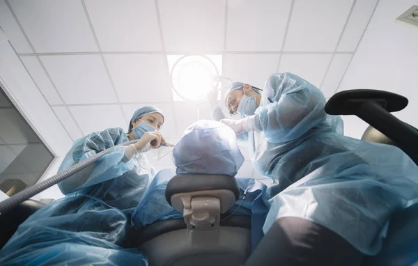 Dentista Durante Intervento Dentale Con Paziente Concetto Clinica Dentale — Foto Stock