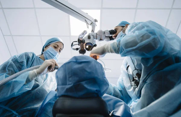 Dentista Durante Intervento Dentale Con Paziente Concetto Clinica Dentale — Foto Stock