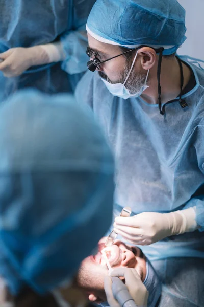 Dentista Durante Uma Intervenção Dentária Com Paciente Conceito Clínica Odontológica — Fotografia de Stock