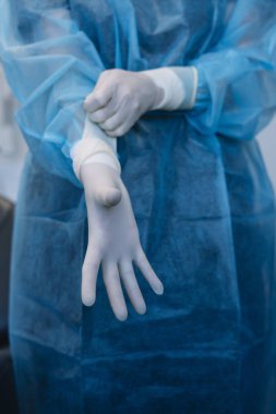 Lastik eldiven Doktor / kavram kısırlık saflık, tıbbi klinik, laboratuvar, bir doktorun ellerinde eldiven