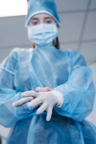 Γιατρός Στα Λαστιχένια Γάντια Έννοια Στειρότητα Καθαρότητα Ιατρείο Εργαστήριο Γάντια — Φωτογραφία Αρχείου