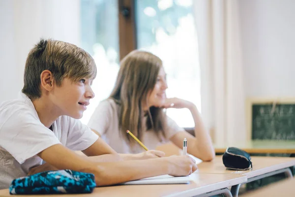 Casal Jovens Estudantes Que Estudam Escola — Fotografia de Stock