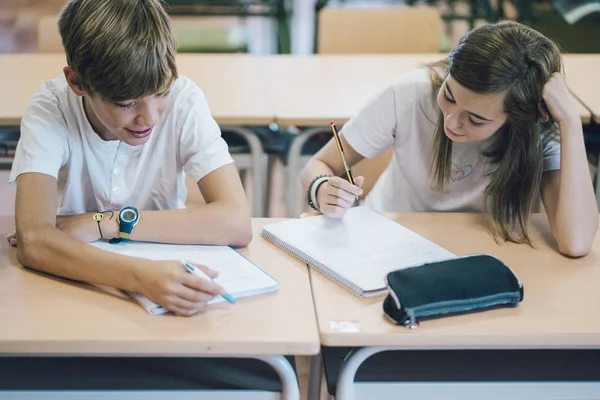 Casal Jovens Estudantes Que Estudam Escola — Fotografia de Stock