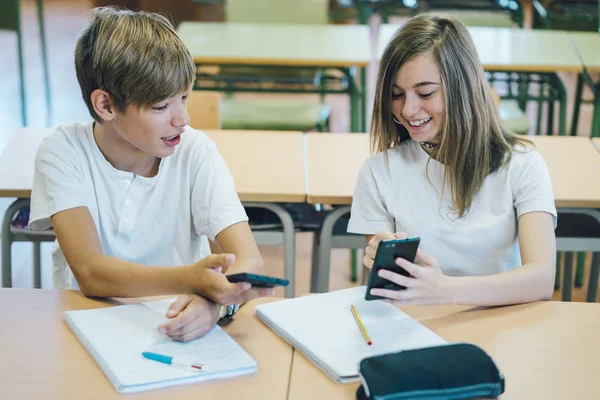 Couple Jeunes Étudiants Avec Smartphone École — Photo