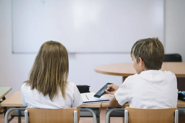 Casal Jovens Estudantes Com Smartphone Escola — Fotografia de Stock