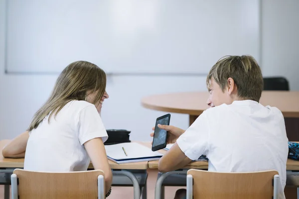 Casal Jovens Estudantes Com Smartphone Escola — Fotografia de Stock