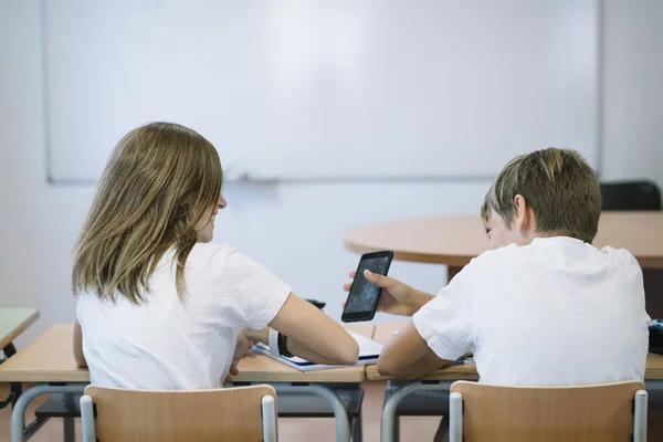 Couple Young Students Smartphone School — Stock Photo, Image