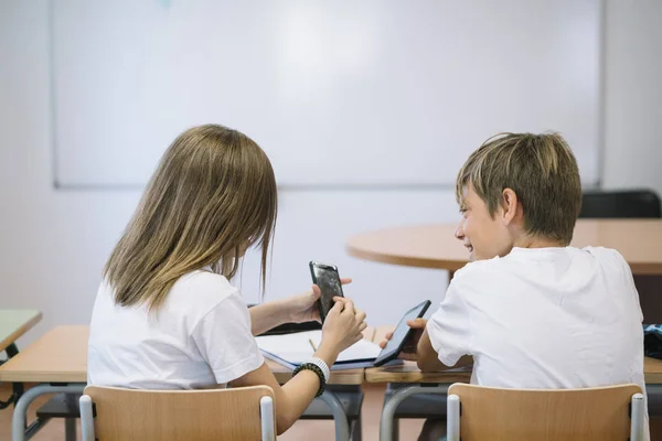 Δυο Νέοι Φοιτητές Smartphone Στο Σχολείο — Φωτογραφία Αρχείου