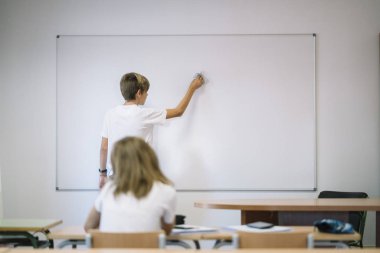 Çift genç öğrencilerin okulda eğitim