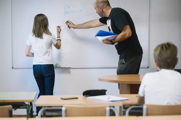 Casal Jovens Estudantes Que Estudam Escola — Fotografia de Stock