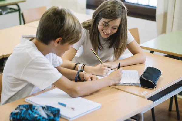 Quelques Jeunes Étudiants Qui Étudient École — Photo