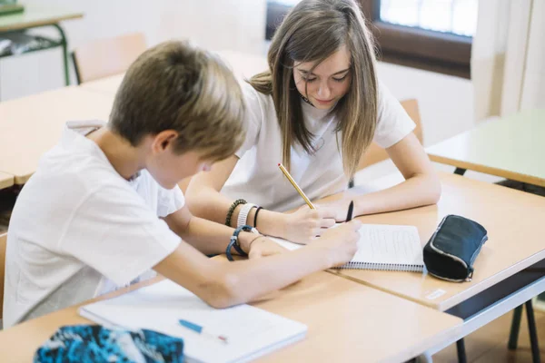 Quelques Jeunes Étudiants Qui Étudient École — Photo