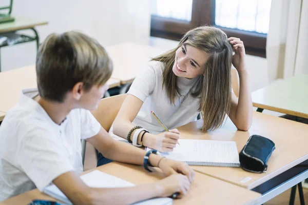 Quelques Jeunes Étudiants Qui Étudient École — Photo