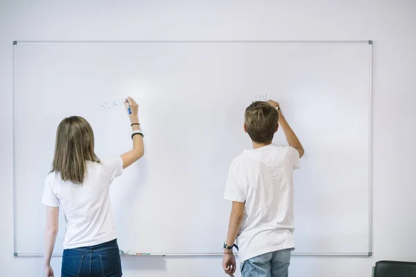 Coppia Giovani Studenti Che Studiano Scuola — Foto Stock