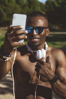 Sporcu adam eğitim açık havada mobile ile.