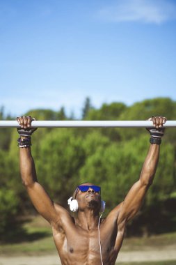 Bir erkek atlet eğitim açık havada.