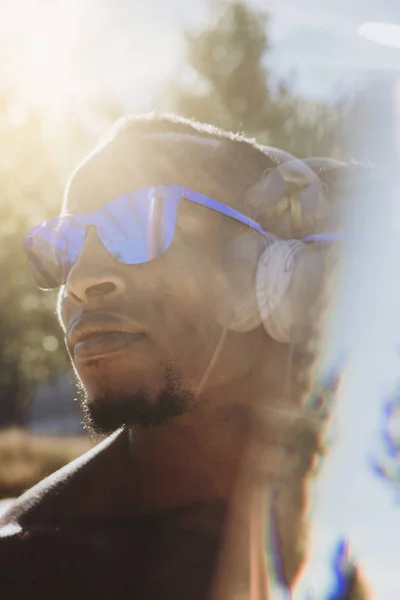 Afro Homem Com Fones Ouvido Óculos Sol Exterior — Fotografia de Stock