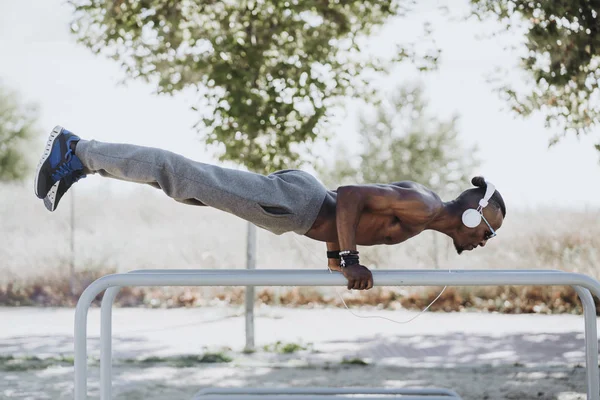 Male Athlete Training Outdoors — Stock Photo, Image