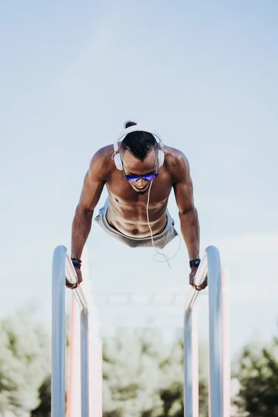 Male Athlete Training Outdoors — Stock Photo, Image