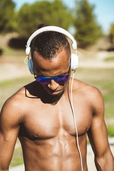 Афро Людина Навушниками Сонцезахисними Окулярами Відкритому Повітрі — стокове фото