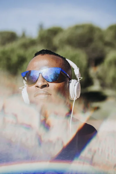 아프리카 남자는 야외에서 선글라스와 헤드폰 — 스톡 사진