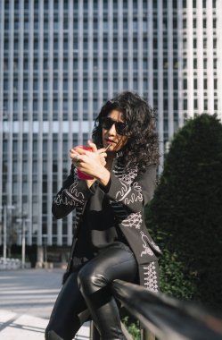 Kolombiyalı kadın Madrid şehir makyaj