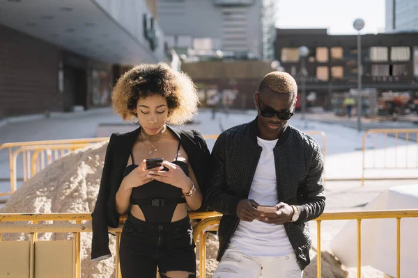 Afro Çift Sokakta Smartphone Kullanarak — Stok fotoğraf