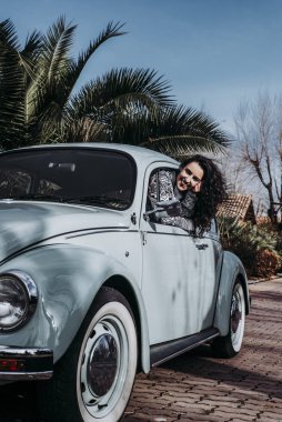 Genç kadının içinde bir araba