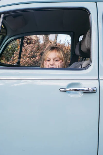 Маленькая Блондинка Окне Машины — стоковое фото