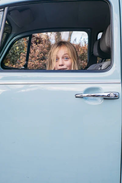 Menina Loira Janela Carro — Fotografia de Stock