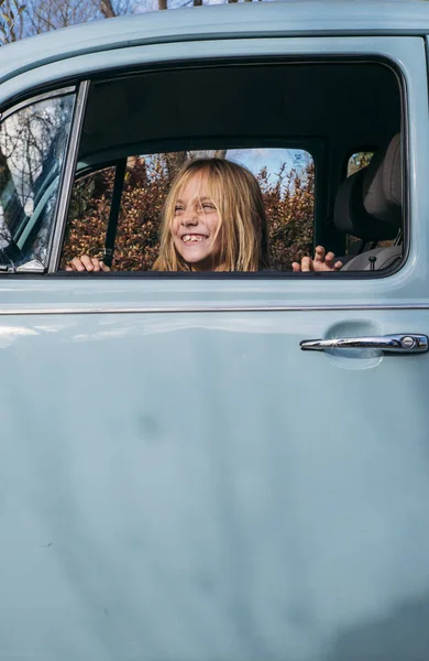 Menina Loira Janela Carro — Fotografia de Stock