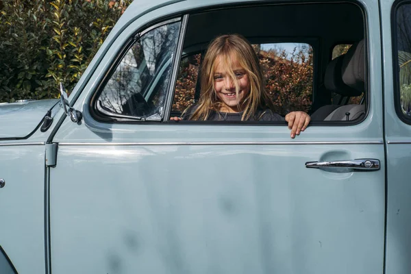 Menina Loira Janela Carro — Fotografia de Stock