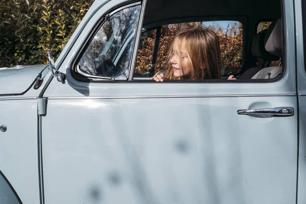 Menina Loira Janela Carro — Fotografia de Stock