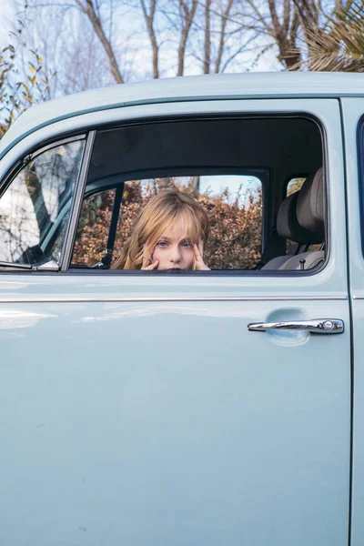 Menina Loira Janela Carro — Fotografia de Stock