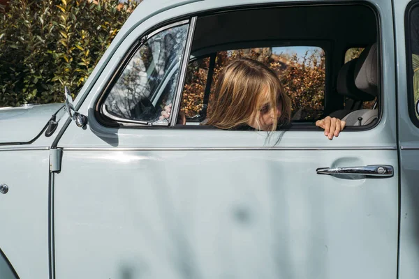 Маленька Блондинка Вікні Машини — стокове фото