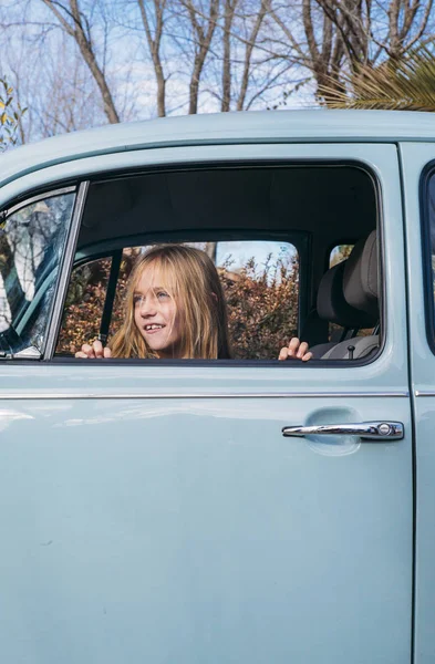 Menina Loira Janela Carro — Fotografia de Stock