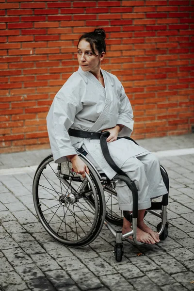 Mujer Que Entrena Karate Con Silla Ruedas — Foto de Stock
