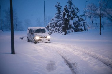 Kötü görüş şiddetli kar fırtınası yolda. Tehlikeli hava gün içinde yavaş yavaş sürüş Minibüs