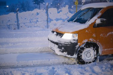 Kötü görüş şiddetli kar fırtınası yolda. Tehlikeli hava gün içinde yavaş yavaş sürüş Minibüs