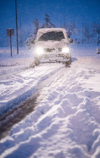 Slechte Zichtbaarheid Zware Sneeuwstorm Weg Busje Rijden Langzaam Gevaarlijke Weer — Stockfoto