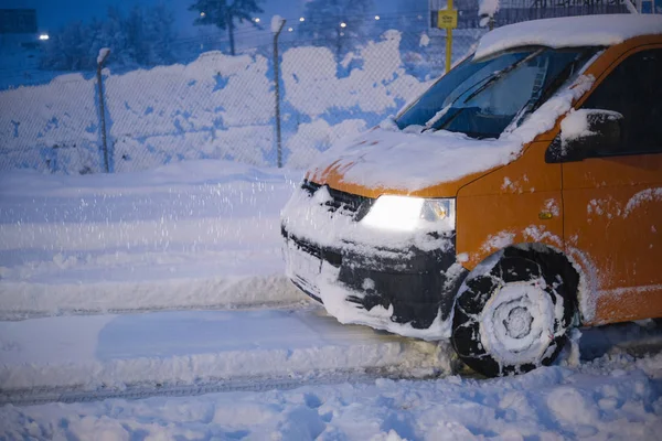 道路の雪嵐で視界不良 危険な天候の日にゆっくりと運転するミニバス — ストック写真