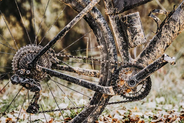 被泥覆盖的自行车 — 图库照片
