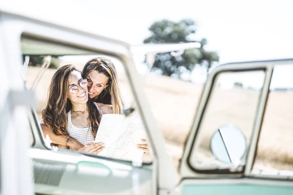 Dwa Atrakcyjne Kobiety Która Wygląda Mapie Obok Jej Van — Zdjęcie stockowe